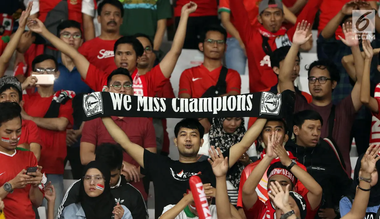 Suporter tim Garuda membentangkan syal saat menyaksikan laga Timnas Indonesia melawan Timor Leste pada penyisihan grup B Piala AFF 2018 di Stadion GBK, Jakarta, Selasa (13/11). Indonesia unggul 3-1. (Liputan6.com/Helmi Fithriansyah)