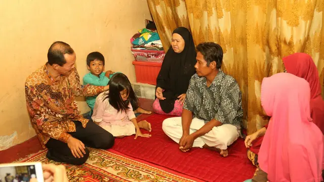 Wali Kota Palembang Harnojoyo saat menyambangi kediaman Herman di Kecamatan Alang-Alang Lebar Palembang (Liputan6.com / Nefri Inge)