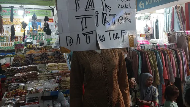 Para pedagang di Pasar Tanah Abang menulis permintaannya untuk menutup platform digital seperti TikTok Shop yang dinilai merebut pasar mereka.