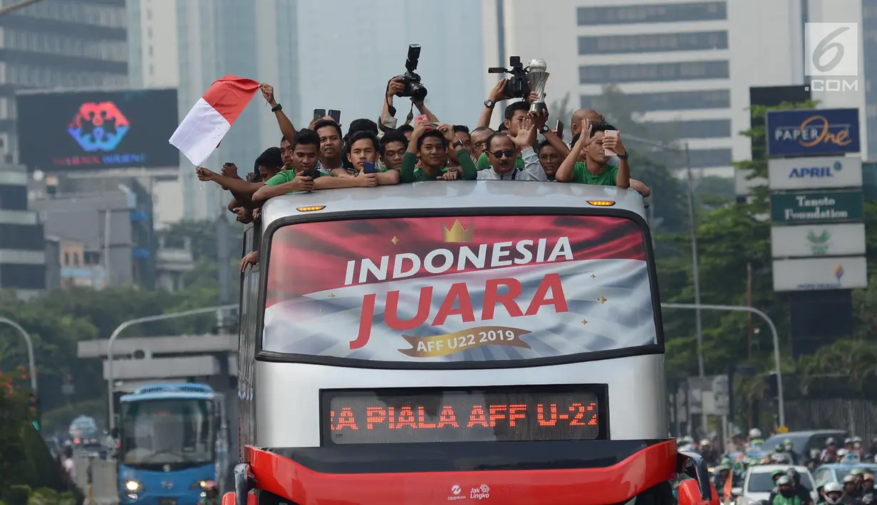 Arak-arakan Timnas Indonesia U-22 usai menjuarai Piala AFF U-22 2019 melintasi Jalan MH Thamrin, Jakarta, Kamis (29/2). Timnas U-22 Indonesia diarak menuju Istana Merdeka menemui undangan Presiden Joko Widodo atau Jokowi. (merdeka.com/Imam Bukhori)