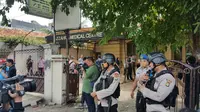 Pihak kepolisian berencana menggelar prarekonstruksi kasus dokter menembak istrinya di Klinik Azzahra, Cawang, Jakarta Timur. (Liputan6.com/Nanda Perdana)