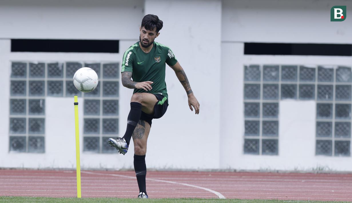 Pemain Timnas Indonesia, Stefano Lilipaly, menendang bola saat mengikuti sesi latihan terpisah di Stadion Wibawa Mukti, Jawa Barat, Sabtu (3/11). Latihan ini merupakan persiapan jelang Piala AFF 2018. (Bola.com/M Iqbal Ichsan)