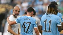 Manajer Manchester City asal Spanyol Pep Guardiola bereaksi dengan gelandang Inggris Phil Foden pada akhir pertandingan sepak bola Grup D Piala Dunia Antarklub 2025 antara Juventus Italia dan Manchester City Inggris di stadion Camping World di Orlando pada 26 Juni 2025. (PATRICIA DE MELO MOREIRA / AFP)