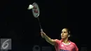 Aksi pebulutangkis tunggal puteri India, Saina Nehwal mengembalikan bola saat laga melawan Pai Yu Po (Taiwan) di BCA Indonesia Open 2016 di Istora Senayan, Jakarta, Selasa (31/5/2016). Saina unggul 21-11, 19-21, 21-15. (Liputan6.com/Helmi Fithriansyah)