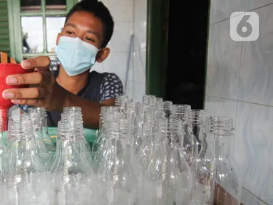 Dika (16) menyelesaikan proses pembuatan minuman jelly di rumahnya di Kawasan Gandasari, Kecamatan Jatiuwung, Kota Tangerang, Sabtu (21/8/2021). Penerapan PJJ pada pelajar akibat pandemi COVID-19, dimanfaatkan oleh seorang siswa kelas 12 dari SMK PGRI 109 Tangerang. (Liputan6.com/Angga Yuniar)