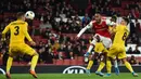 Striker Arsenal, Pierre-Emerick Aubameyang, berusaha melepaskan tenfangan saat melawan Standard Liege pada laga Liga Europa di Stadion Emirates, London, Kamis (3/10). Arsenal menang 4-0 atas Liege. (AFP/Glyn Kirk)