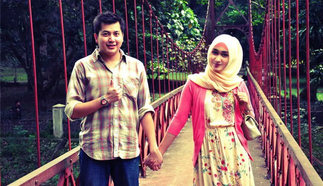 Potret-potret kenangan manis saat masih pacaran itu kini tinggal kenangan. Setelah lima tahun menikah, pasangan yang belum dikaruniai momongan itu akhirnya sedang berproses cerai di Pengadilan Agama. (Facebook/tito.labs)