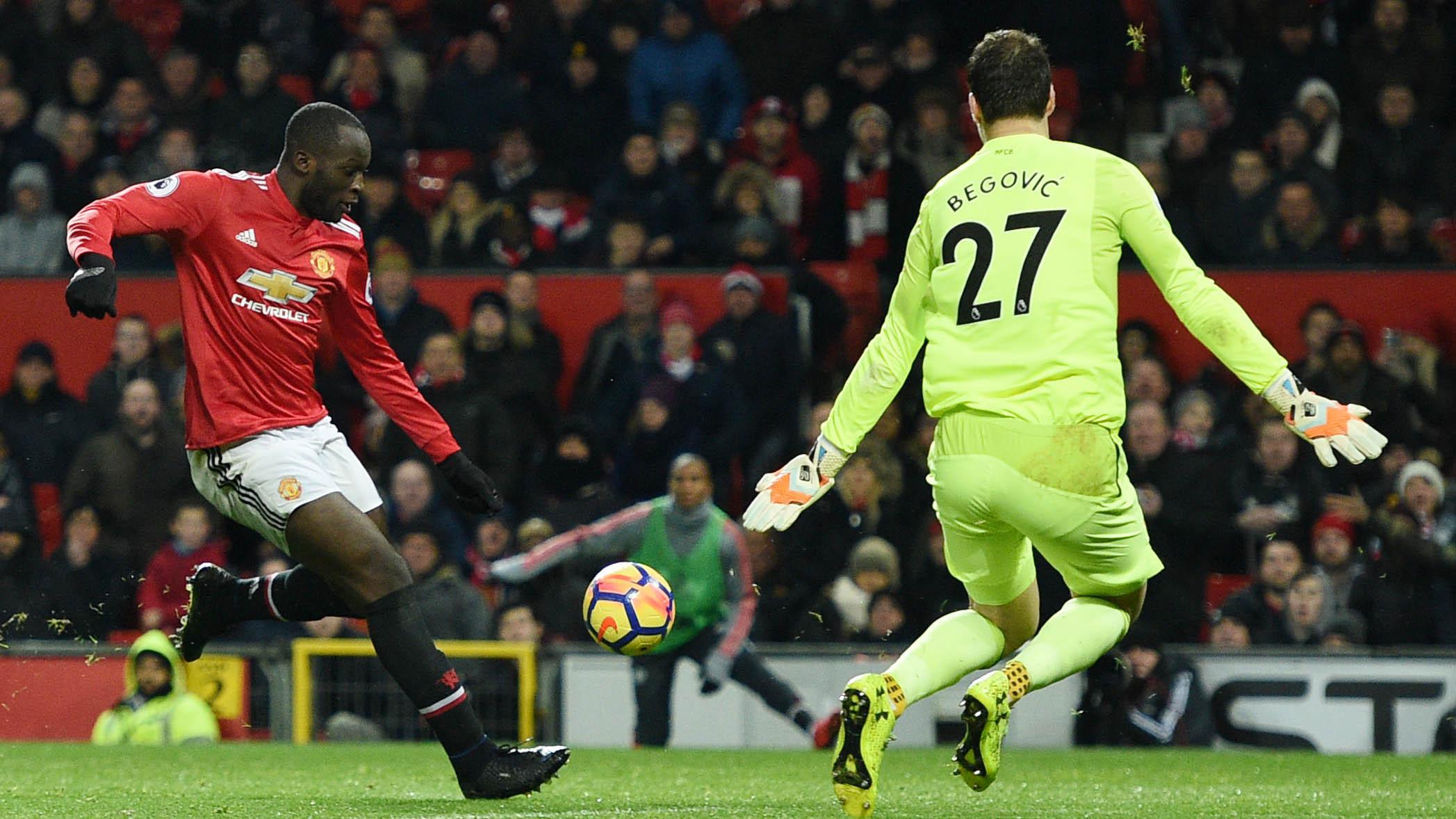 Striker Manchester United, Romelu Lukaku, melepaskan tendangan ke gawang AFC Bournemouth pada laga Premier League di Stadion Old Trafford, Rabu(13/12/2017). Manchester United menang 1-0 atas AFC Bournemouth. (AFP/Oli Scarff)