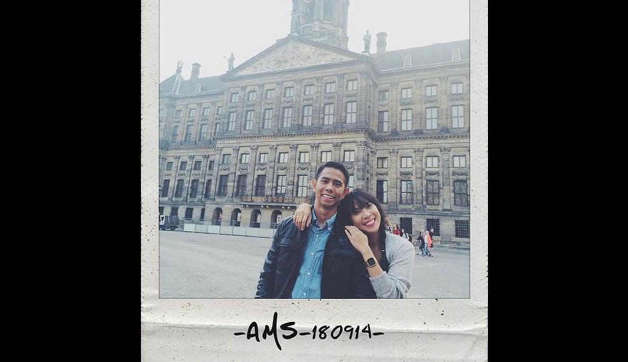 Fitri Tropica dan suami, Irvan Hanafi, tampil manis saat berpose di sudut kota Belanda, (13/10/14). (instagram.com/fitrop)