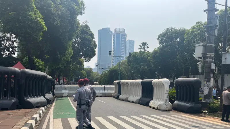 Jalan Imam Bonjol, Jakarta Pusat, ditutup karena akan ada aksi doa bersama dari sejumlah elemen masyarakat di halaman kantor Komisi Pemilihan Umum (KPU) Republik Indonesia (RI), Jumat (23/8/2024). (Liputan6.com/Winda Nelfira)