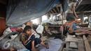 Seorang anak terlihat belajar meski dengan kondisi tempat tinggal yang memperihatinkan, Jakarta, Jumat (16/9). Sebelumnya, 50 bangunan liar di bawah kolong Tol Sedyatmo, Penjaringan kembali ditertibkan Pemkot Jakut. (Liputan6.com/Yoppy Renato)