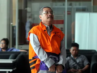 Mantan senior manager pemasaran PT Hutama Karya, Bambang Mustaqim tiba di Gedung KPK, Jakarta, Kamis (31/1). Bambang diperiksa sebagai tersangka terkait dugaan korupsi pembangunan tahap II Gedung IPDN di Rokan Hilir. (Merdeka.com/Dwi Narwoko)