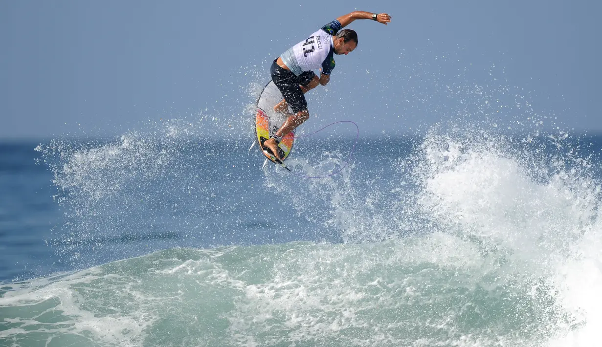 Peselancar Brasil, Caio Ibelli melakukan lompatan sehari sebelum dimulainya kejuaraan dunia surfing dari Liga Selancar Dunia (World Surf League) di Pantai Keramas Kabupaten Gianyar, Bali, Minggu (12/5/2019). Kejuaraan itu bakal diikuti oleh 37 surfer putra dan 19 surfer putri. (SONNY TUMBELAKA/AFP)