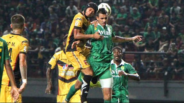 Dedi Gusmawan duel di udara dengan Otavio Dutra dalam laga perdana Persebaya vs Mitra Kukar di Stadion Gelora Bung Tomo