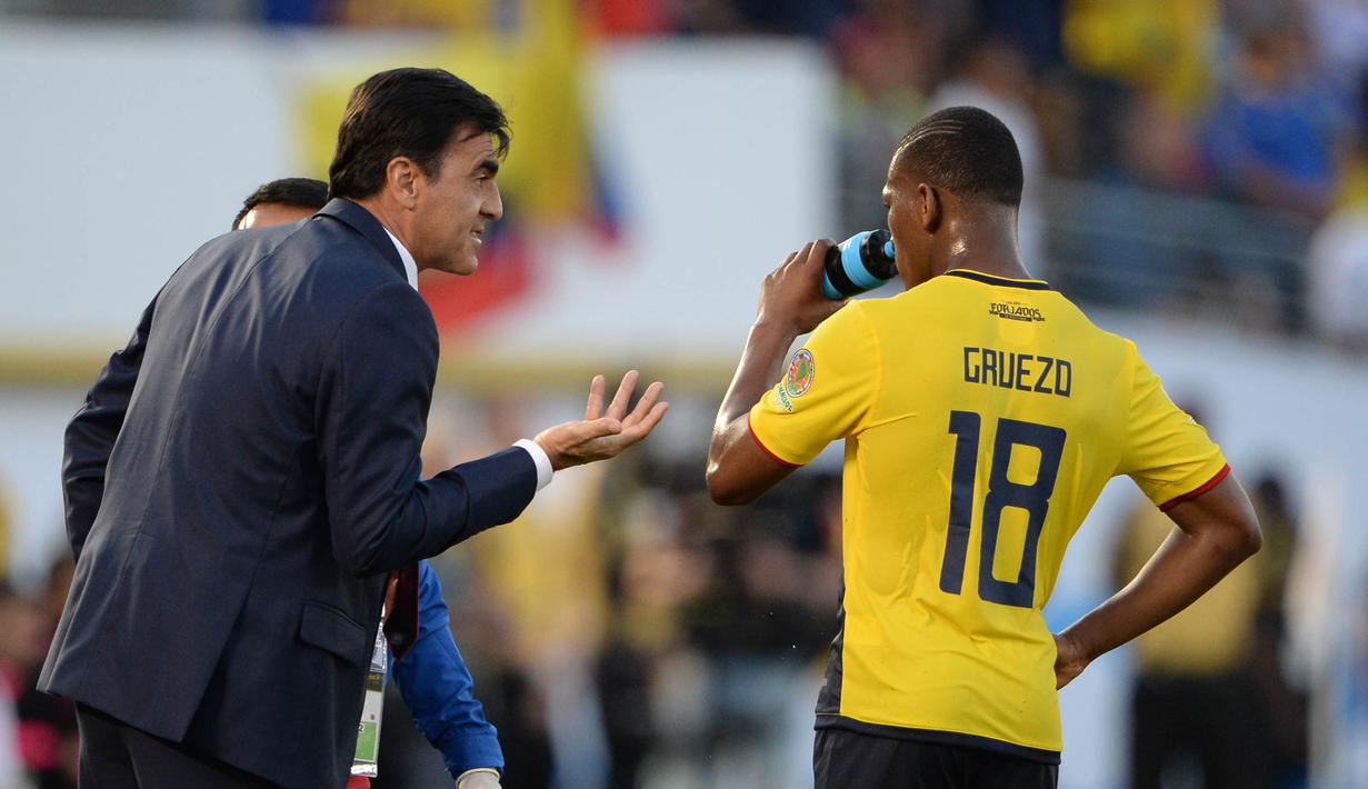 Pelatih Ekuador, Gustavo Quinteros memberikan arahan kepada Carlos Gruezo saat melawan Brasil pada partai pembuka Copa Amerika 2016 di Stadion Rose Bowl, Pasadena, California, Amerika Serikat, (5/6/2016) WIB. (AFP/Robyn Beck)