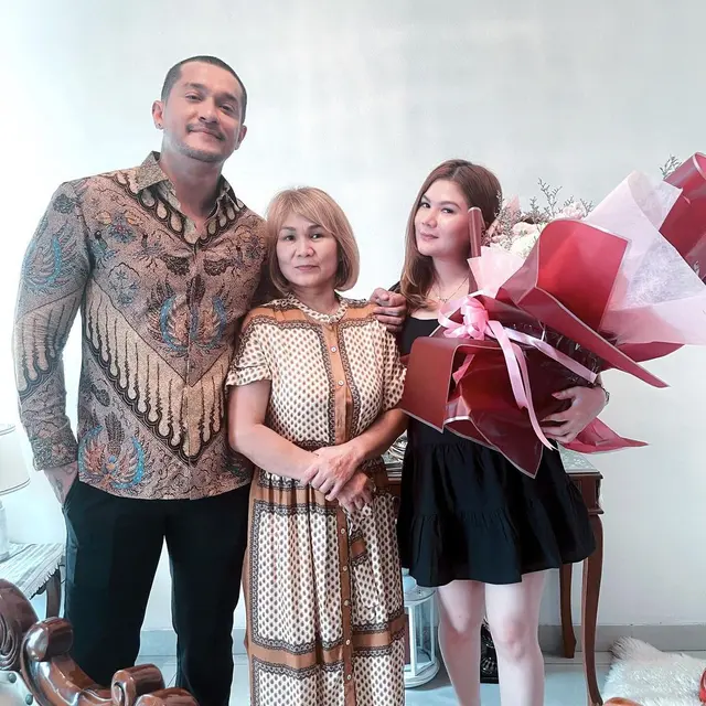 6 Momen Miller Khan Lamar Kekasih Secara Resmi, Datangi Rumah Calon Mertua