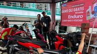 Pertamina melalui anak usahanya, Pertamina Patra Niaga dan Pertamina Lubricants memberikan bantuan ganti oli gratis bagi kendaraan korban banjir di Jakarta. Dok PPN
