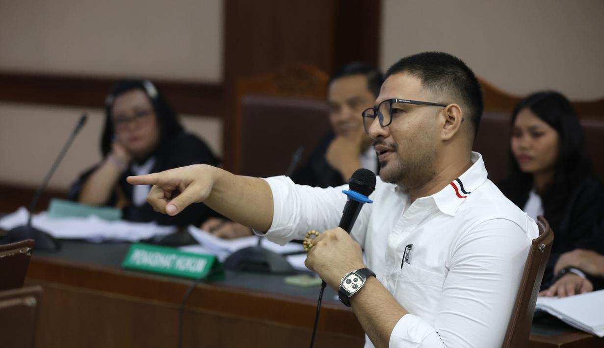 Terdakwa kasus dugaan peredaran narkotika di Rumah Tahanan (Rutan) Salemba, Ammar Zoni, saat menjalani sidang lanjutan di Pengadilan Negeri Jakarta Pusat (PN Jakpus), Jakarta, Kamis (8/1/2026). Mantan aktor Ammar Zoni kembali menjalani persidangan terkait kasus dugaan peredaran narkoba di dalam Rumah Tahanan (Rutan) Salemba, Jakarta. (Kapanlagi.com/Budy Santoso)