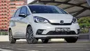 Eksterior Honda Jazz terbaru ini mengingatkan dengan Honda Jazz GD3 yang pernah hadir di Indonesia. Desain membulat mendominasi bentuk luar mobil ini. Facia depan terlihat menggemaskan dengan lampu berukuran besar serta grill model tertutup yang seakan tersenyum. Teknologi full LED hingga ke fog lamp menjanjikan penerangan yang baik di malam hari. (Source: carbuyer.com.sg)