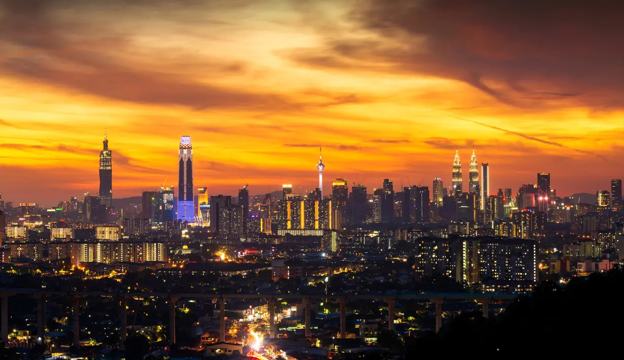 Pemandangan saat matahari terbenam di Kuala Lumpur, Malaysia, 10 Agustus 2020. Kuala Lumpur merupakan ibu kota sekaligus kota terbesar di Malaysia. (Xinhua/Chong Voon Chung)