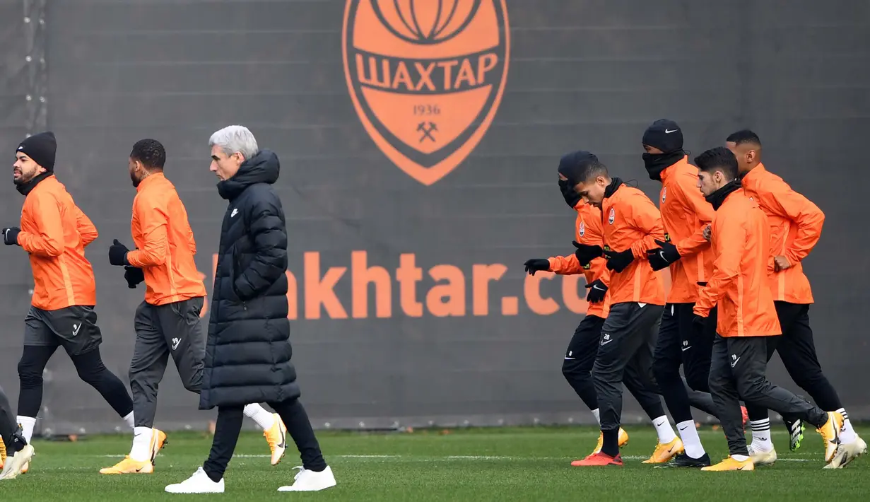 Para pemain Shakhtar Donetsk melakukan latihan jelang laga Liga Champions di Kiev, Senin (30/11/2020). Shakhtar Donetsk akan berhadapan dengan raksasa Spanyol, Real Madrid. (AFP/Sergei Supinsky)