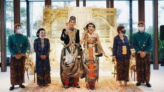 7 Potret Pernikahan Adipati Dolken dan Cantri Tachril Pakai Adat Jawa