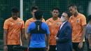 Ketua PSSI, Mochamad Iriawan, berbincang dengan para pemain saat mengunjungi latihan Timnas Indonesia proyeksi SEA Games 2021 di Lapangan Panahan, Jakarta, Rabu (10/2/2021). (Bola.com/Muhammad Iqbal Ichsan).