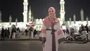 Nah untuk yang satu ini adalah penampilannya saat berada di Mekkah. Ratna tampil cantik dengan gamis dan hijab berwarna pinknya. (Instagram/ratnagalih)