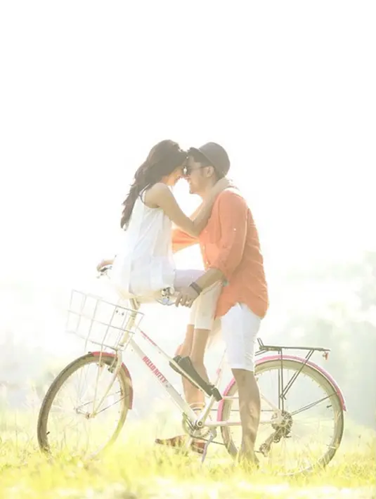 Mungkin kemesraan Sonya Fatmala dan Hengky Kurniawan ini bisa menjadi inspirasi kalian untuk foto prewed. (via Instagram)
