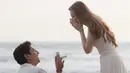 <p>Sambil membuka kotak cincin dan berlutut di hadapan sang kekasih, Harris pun melamar Haviza. Tampak pemandangan indahnya pantai Bali pun semakin memberikan kesan romantis. [@donnywg@lovoto.bali @adisukamotret]</p>