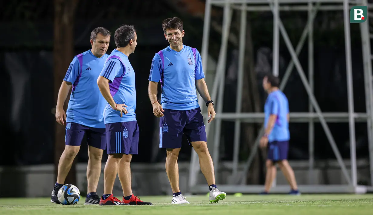 <p>Pelatih kepala Timnas Argentina U-17, Diego Placente saat memimpin latihan resmi jelang perebutan peringkat ketiga Piala Dunia U-17 2023 melawan Timnas Mali U-17 di Stadion Manahan, Solo, Jawa Tengah, Kamis (30/11/2023). (Bola.com/Bagaskara Lazuardi)</p>