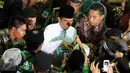Presiden Jokowi (tengah) menyalami santri dan umat Muslim usai mengikuti Istighosah Nahdlatul Ulama (NU) di Masjid Istiqlal, Jakarta, Minggu (14/6/2015). (Liputan6.com/Helmi Afandi)