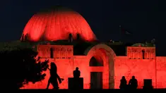 Kuil Hercules berhias lampu berwarna merah untuk menandai Hari Inklusi di Amman, Yordania, Jumat (20/7). Lebih dari 170 landmark di seluruh dunia diterangi warna merah untuk memperingati Hari Inklusi. (Khalil Mazraawi/Light Up For Inclusion/AFP-Services)