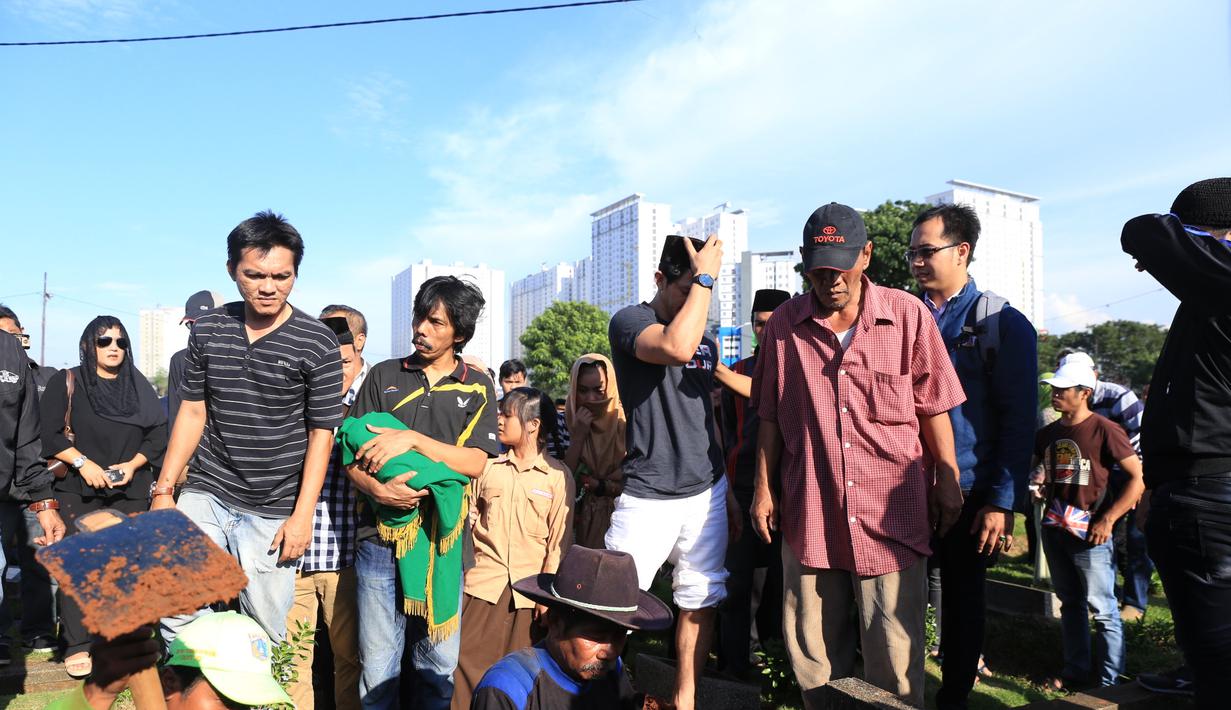 Suasana Pemakaman Ayah Iko Uwais Photo Fimela com