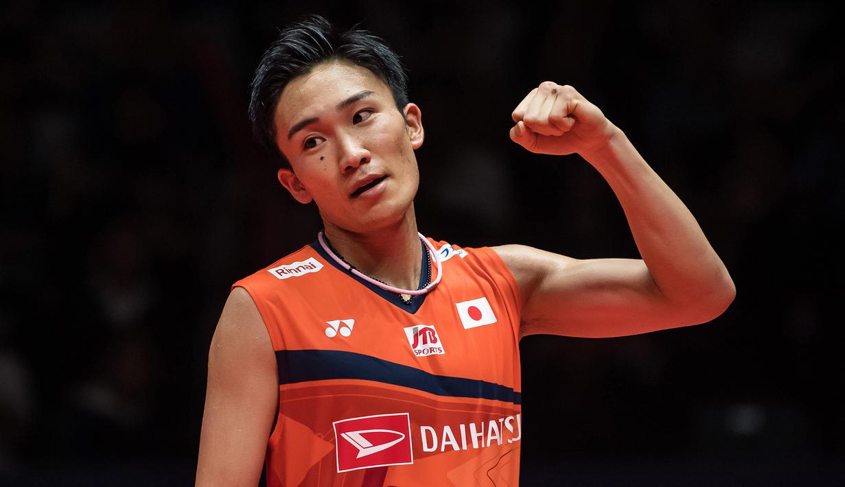 Tunggal putra Jepang, Kento Momota, saat melawan tunggal Indonesia, Anthony Ginting, pada BWF World Tour 2019 di Tianhe Gymnasium, Guangzhou, Minggu (15/12). Ginting kalah 21-17, 17-21 dan 14-21 dari Momota. (AFP/STR)