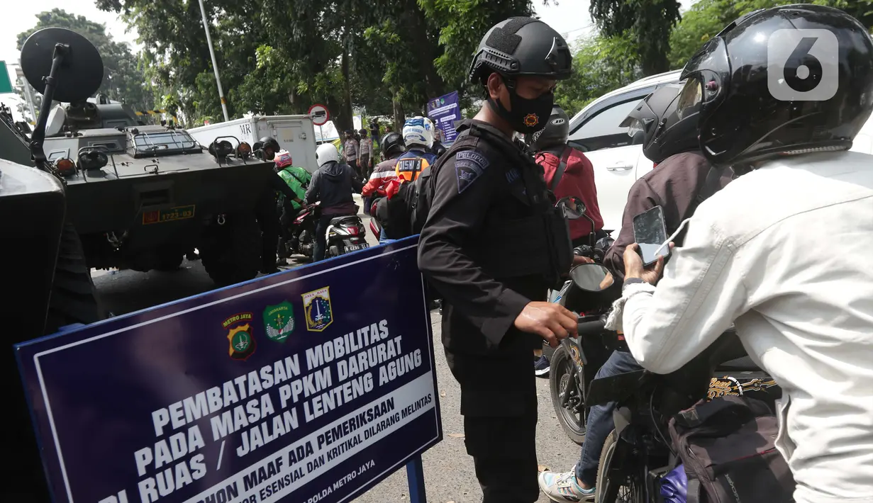 Petugas dari Korps Brimob memeriksa surat keterangan warga saat penyekatan di Jalan Lenteng Agung Raya, Jakarta, Selasa (6/7/2021). Petugas hanya mengizinkan warga yang memiliki kepentingan esensial atau mendesak bisa melintas jalan Lenteng Agung Raya. (Liputan6.com/Helmi Fithriansyah)
