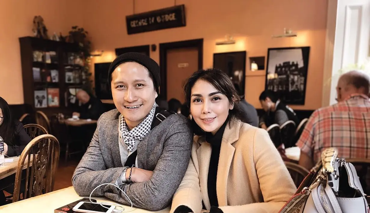 Istri presenter Arie Untung, Fenita Ari menjadi perbincangan warganet. Dalam unggahan foto yang diunggah suaminya, Fenita Arie tampil berbeda dari biasanya. (Instagram/ariekuntung)