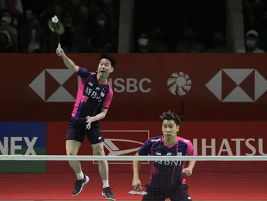 Pasangan ganda putra Indonesia, Marcus Fernaldi Gideon/Kevin Sanjaya Sukamuljo berhasil lolos ke babak 16 besar Indonesia Masters 2022 usai mengalahkan wakil Prancis, Christo Popov/Toma Junior Popov di Istora Gelora Bung Karno, Jakarta, Selasa (7/6/2022). (Bola.com/Ikhwan Yanuar)