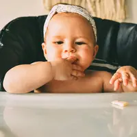 Ketahui alasan di balik gerakan refleks bayi membuang makanan dan cara mengatasinya agar waktu makan lebih tenang./ Photo by Troy T on Unsplash.