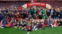 Para pemain Barcelona melakukan selebrasi dan foto bersama piala usai menjuarai Copa del Rey di Stadion Vicente Calderon, Madrid, (23/5). Barcelona menang atas Sevilla dengan skor 2-0. (Reuters / Sergio Perez)