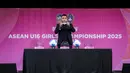Exco PSSI, Muhammad menunjukkan kertas undian dalam acara pengundian AFF U-16 Putri 2025 Indonesia yang berlangsung di SCTV Tower, Jakarta Pusat, pada Senin (21/7/2025). (Bola.com/Bagaskara Lazuardi)