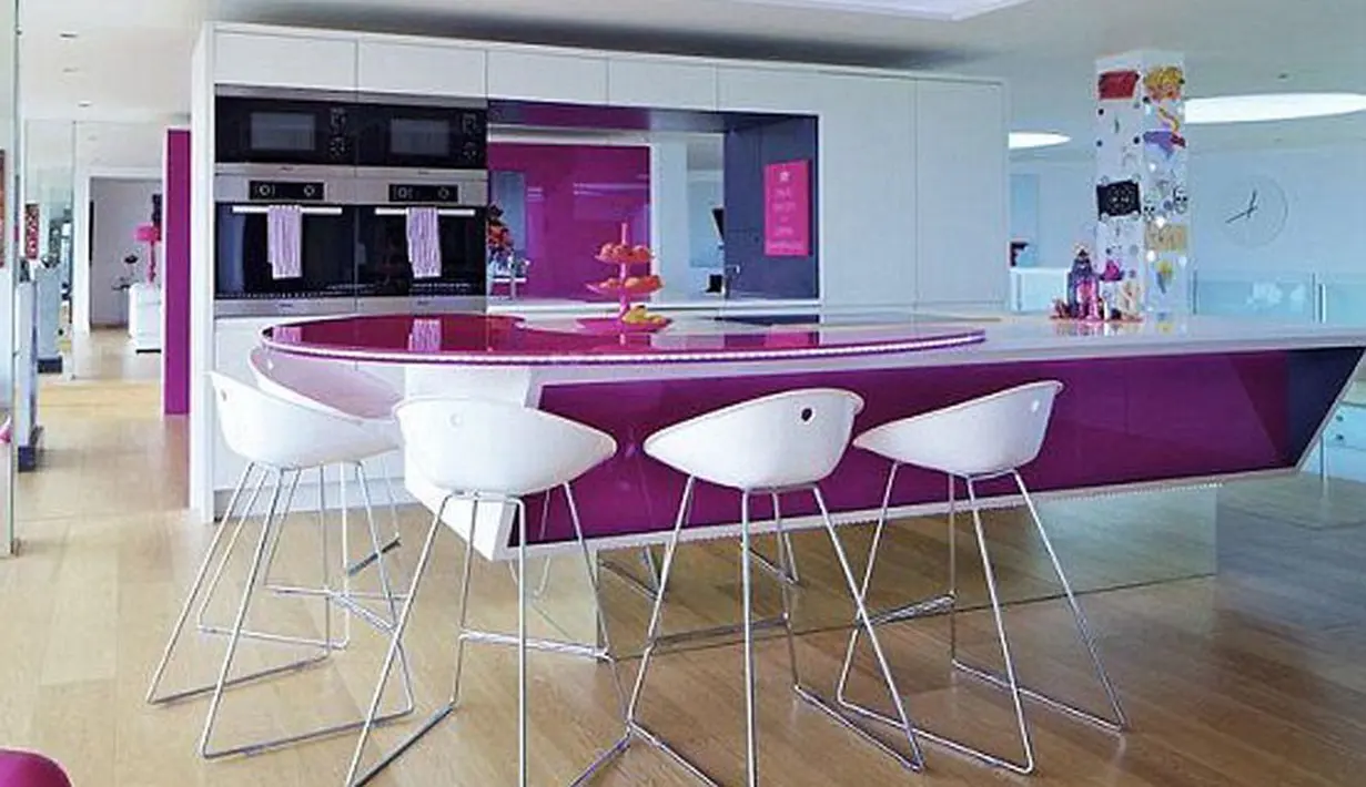 Bangunan yang berdiri di atas perbukitan itu juga memiliki pojok olah raga tertutup dan dilengkapi fasilitas mewah, seperti kulkas, tempat duduk dan tiga buah layar televisi. Biasanya digunakan untuk badminton dan football. (doc.dailymail)