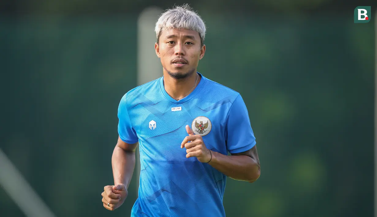 Pemain Timnas Indonesia, Kushedya Hari Yudo melakukan pemanasan saat latihan persiapan kualifikasi Piala AFC 2023 yang berlangsung di Lapangan G, Senayan, Jakarta, Sabtu (02/10/2021). Indonesia dijadwalkan akan menghadapi Taiwan pada 7 dan 11 Oktober 2021 di Thailand. (Bola.com/Bagaskara Lazuardi)