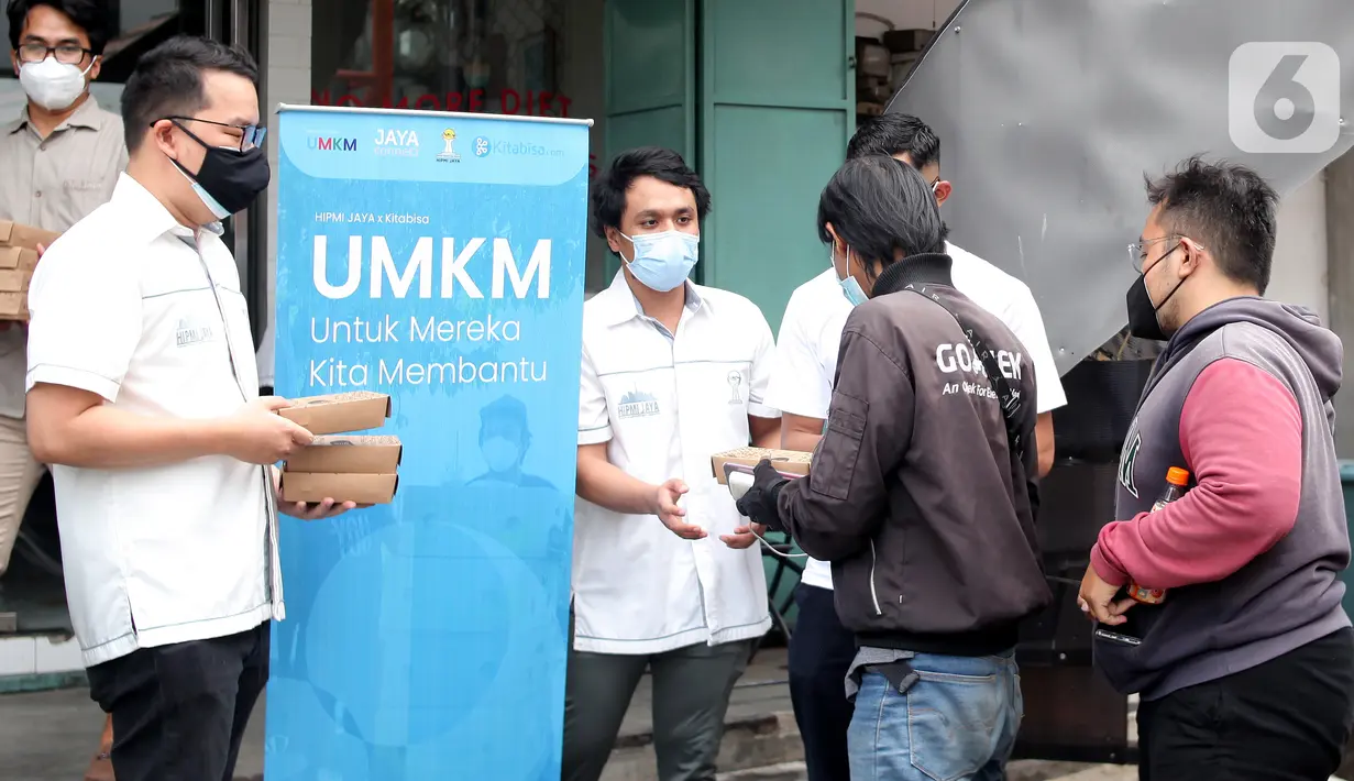 Pengurus HIPMI Jaya memberikan makanan siap saji yang merupakan program UMKM (Untuk Mereka Kita Membantu) di kawasan Kelapa Gading Jakarta Utara. Makanan siap saji untuk pemulung, tukang ojek, sebagai bentuk dukungan dan kepedulian yang terdampak pandemi Covid-19. (Liputan6.com/HO/HIPMI Jaya)