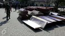 Petugas berjalan di dekat peti mati, di RSUP Haji Adam Malik, Medan, Sumatera utara, Kamis (2/7/2015). Setelah menjalani pemeriksaan dan teridentifikasi, jenazah korban Hercules C-130 akan dipulangkan ke keluarga korban. (Liputan6.com/Johan Tallo)