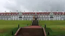 Pemandangan eksterior hotel di Golf Resort Trump Turnberry milik Donald Trump di Skotlandia, Inggris, 13 Juni 2016. Donald Trump akan bertandang ke Inggris untuk meresmikan lapangan golf mewahnya tersebut pada 24 Juni waktu setempat. (REUTERS/Tom Bergin)