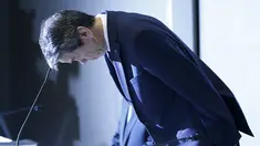 Presiden dan CEO Toshiba Corporation Hisao Tanaka saat konferensi pers pengunduran dirinya di Tokyo, Selasa (21/7/2015). Tim peneliti menemukan penyimpangan pencatatan keuntungan perusahaan yang dilakukan Tanaka dari tahun 2008. (Reuters/Thomas Peter)