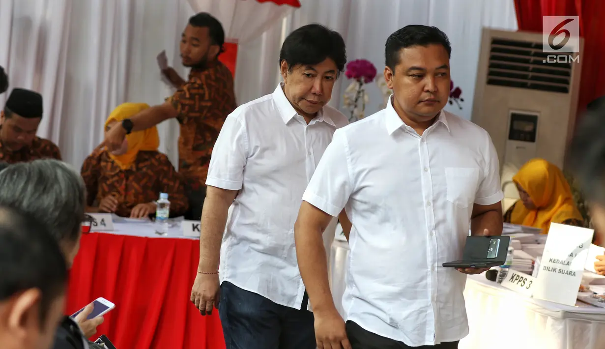 Putra presiden pertama Soekarno, Guruh Soekarnoputra (kedua kanan) berada di TPS 002 Selong, Kebayoran Baru, Jakarta Selatan untuk menggunakan hak politiknya, Rabu (17/4). Guruh menggunakan hak pilihnya dalam Pemilu 2019 di TPS yang sama dengan Cawapres 02 Sandiaga Uno. (Liputan6.com/Johan Tallo)