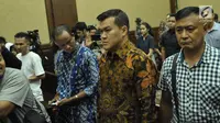 Andi Agustinus atau Andi Narogong (kanan) bersiap menjalani sidang kasus korupsi KTP Elektronik dengan terdakwa Irman dan Sugiharto di Pengadilan Tipikor, Jakarta Pusat, Senin (29/5). (Liputan6.com/Helmi Afandi)