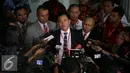 Pakar Hukum Tata Negara, Yusril Ihza Mahendra memberikan keterangan kepada awak media usai menjalani sidang lanjutan Uji Materi Pasal 70 ayat 3 UU Pilkada mengenai cuti selama kampanye di MK, Jakarta, Senin (5/9). (Liputan6.com/Johan Tallo)